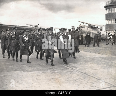 Hitler und Göring besuchen JG Richthofen am Flughafen Döberitz, 1935 Stockfoto