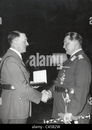 Adolf Hitler verleiht Goering 1939 das Ritterkreuz Stockfoto