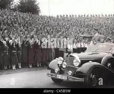 Adolf Hitler mit der Liga der deutschen Mädchen auf der Nürnberger Kundgebung in Nürnberg, 1938 Stockfoto