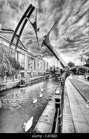 Der Fluss Witham am Ufer, im Zentrum von Lincoln, überspannt von der Empowerment-Skulptur (Stephen Broadbent, 2002) Stockfoto