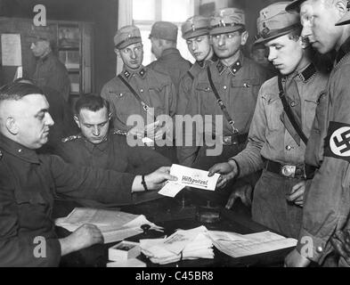 NS-Hilfspolizei bekommen ihre Ausweispapiere, 1933 Stockfoto