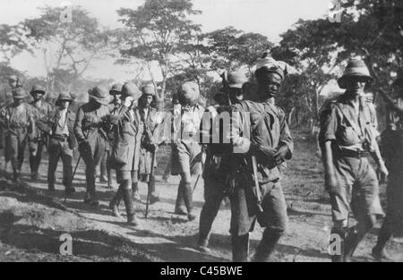 Askaris und deutsche Soldaten während des ersten Weltkriegs in Deutsch-Ostafrika Stockfoto