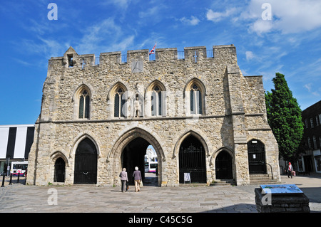 Die steinernen Brüstungen und Räume über die gewaltige Bargate, das mittelalterliche Tor in der alten Stadt Hampton, Southampton Stockfoto