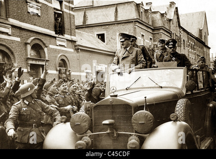 Adolf Hitler und Gerd von Rundstedt mit Truppen in Frankreich, 1940 Stockfoto