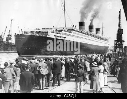 Queen Mary "verlässt den Hafen von Southampton, 1936 Stockfoto