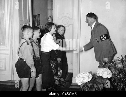 Hitlerjugend und BDM (Liga der deutschen Mädchen) Mädchen gratulieren Adolf Hitler zu seinem Geburtstag, 1936 Stockfoto