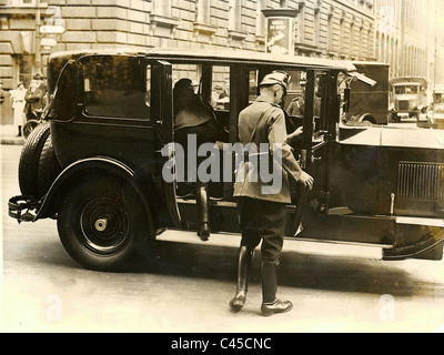 Suche nach einem Auto durch die Polizei, 1933 Stockfoto