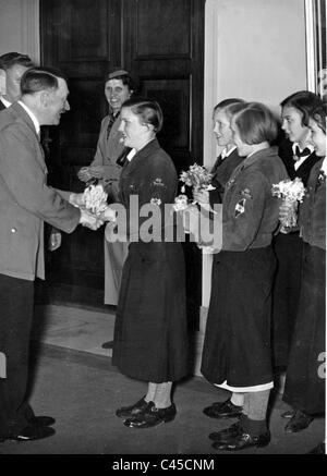 Liga der deutschen Mädchen gratulieren Adolf Hitler zu seinem Geburtstag, 1938 Stockfoto