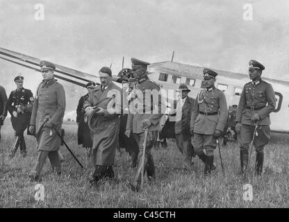 Adolf Hitler mit Offizieren am Flugplatz Marienburg Stockfoto