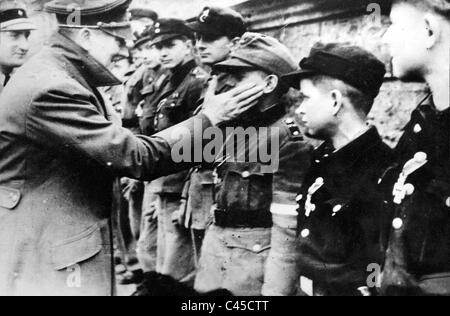 Adolf Hitler mit Hitler-Jugend, 1945 Stockfoto