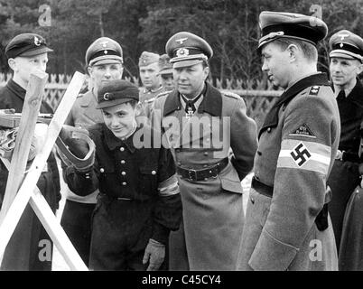 Niemack und Hamann ansehen Hitler-Jugend Jungen auf seinem Bohrer zu Zielen, 1944 Stockfoto