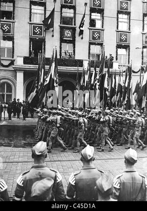 Hitler-Jugend glänzt vor Adolf Hitler in das Hotel "Deutscher Hof", 1936 Stockfoto