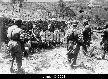 Deutsche Fallschirmjäger mit englischen Kriegsgefangenen, Crete 1941 Stockfoto