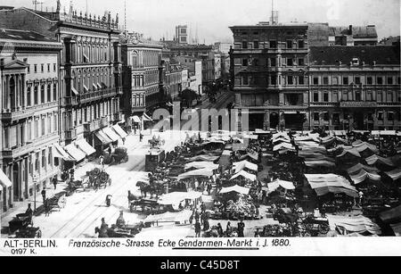 Marktstände und Pferd gezeichnete Wagen auf dem Gendarmen Markt. Stockfoto