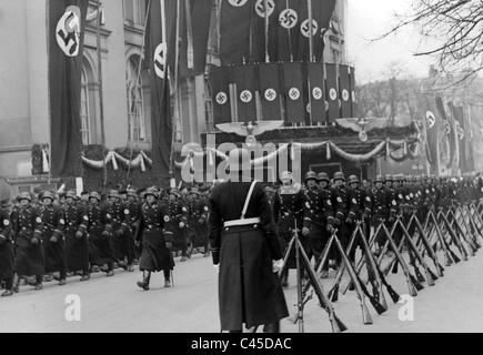 "Leibstandarte SS Adolf Hitler" vor der Kroll-Oper Stockfoto