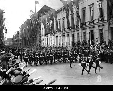 Parade der "Leibstandarte-SS" zu Hitlers Geburtstag Stockfoto