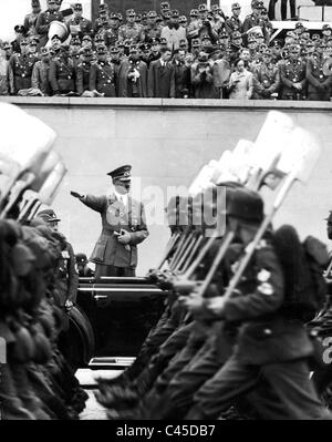 Adolf Hitler begrüßt die Parade des Reichsarbeitsdienstes, 1938 Stockfoto