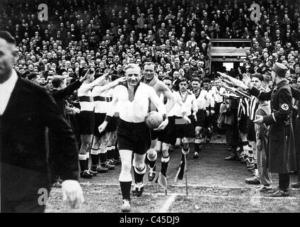 Deutsche Fußball-Nationalmannschaft unter der Leitung von Szepan hinter ihm Torwart Jacob, betreten des Feldes Stockfoto