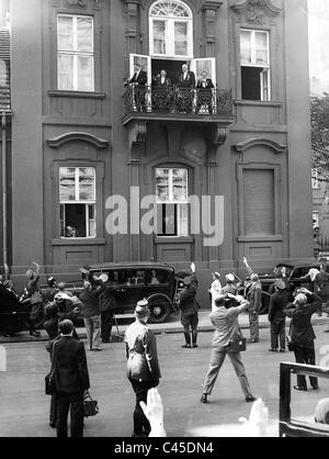 Hitler, Meissner, Neurath auf dem Balkon des Präsidentenpalastes Reich Stockfoto