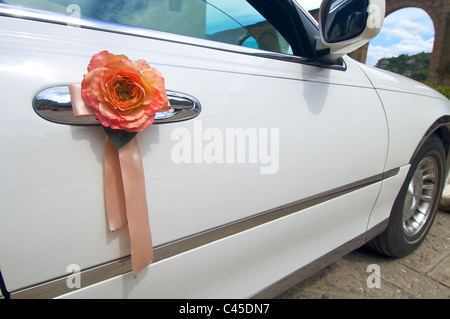 Blumen Hochzeit in einem weißen Auto Stockfoto