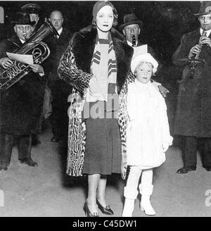 Marlene Dietrich mit ihrer Tochter Maria Sieber in Berlin, 1931. Stockfoto