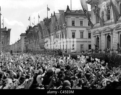 Jubelnde Menge an Hitlers Ankunft in Berlin Stockfoto