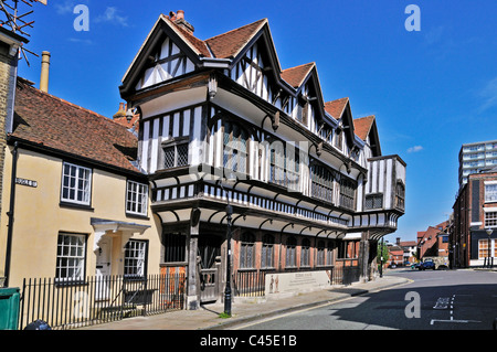 Das kürzlich renovierte 1492 Haus Tudor Kaufmann kontrastiert mit dem nebenan Haus Bugle Street, Southampton Stockfoto
