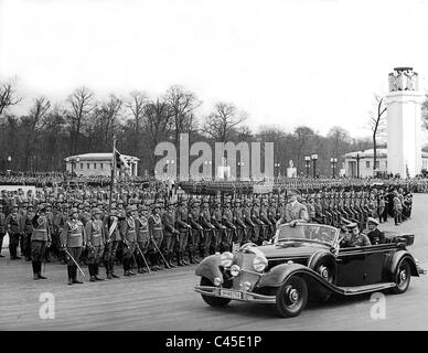 Adolf Hitler begrüßt Truppen an seinem Geburtstag, 1939 Stockfoto