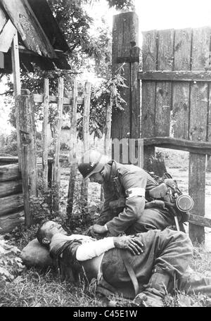 Deutsche Sanitäter helfen verwundeten Soldaten Stockfoto