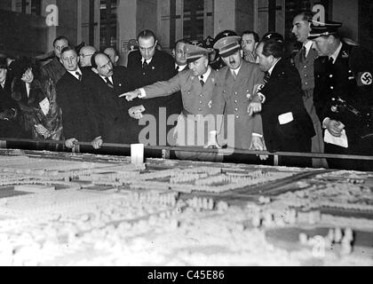 Hitler, Ley und Porsche vor einem Modell des Volkswagenwerks auf der IAMA, Berlin 1938 Stockfoto