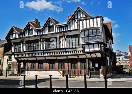 Das kürzlich renovierte 1492 Haus Tudor Kaufmann kontrastiert mit dem nebenan Haus Bugle Street, Southampton Stockfoto