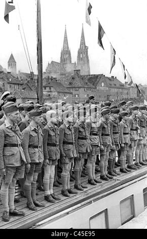 Schulkinder aus einem nationalen politischen Institute of Education auf einer Klassenfahrt nach Regensburg, 1939 Stockfoto