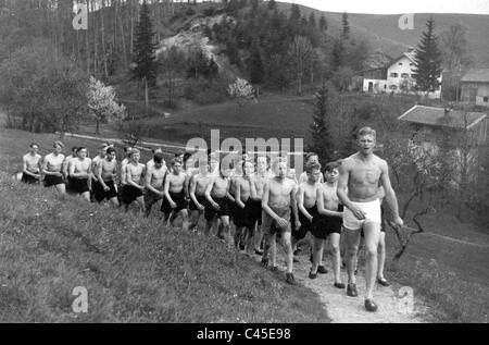 Hitler-Jugend an einem Morgen marschieren, 1934 Stockfoto