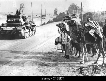 Deutscher Panzer-Spalte auf einer Straße in Afrika Stockfoto