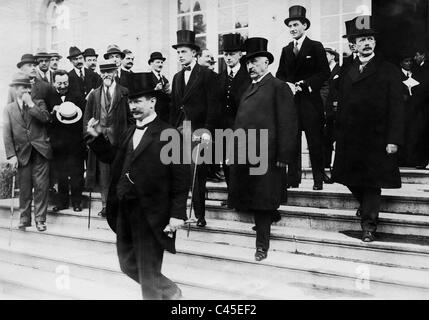 Konstantin Fehrenbach und Joseph Wirth und Walter Simons auf der Konferenz in Spa, 1920 Stockfoto