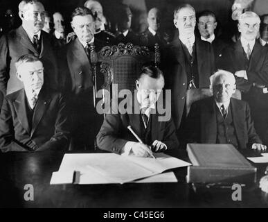 Calvin Coolidge anlässlich der Unterzeichnung des Briand-Kellogg-Paktes, 1928 Stockfoto