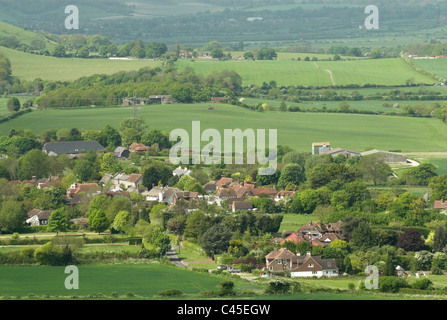 Blick über das Dorf Fulking und die umliegende Landschaft von hoch oben in den South Downs National Park. Stockfoto