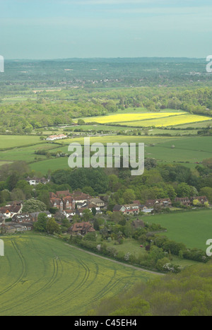 Blick nach Norden über das Dorf Poynings und die umliegende Landschaft von South Downs National Park. Stockfoto