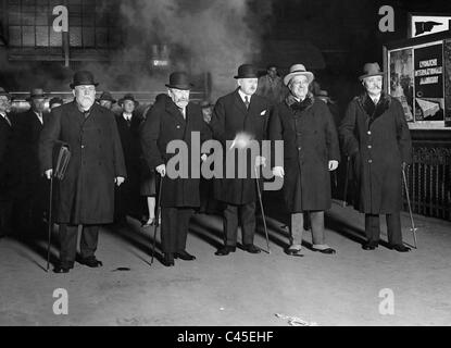 Die französische Delegation bei ihrer Ankunft in den Haag für die zweite Haager Konferenz, 1930 Stockfoto