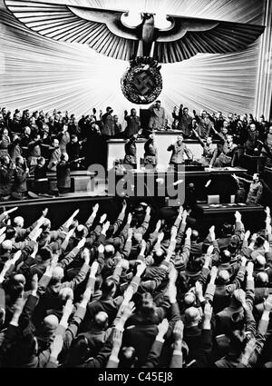 Reichstag Mitglieder begrüßen Adolf Hitler am Rednerpult, 1941 Stockfoto