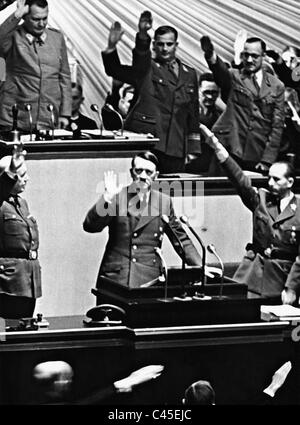 Adolf Hitler am Rednerpult auf einer Tagung des Reichstags, 1941 Stockfoto
