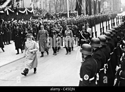 Adolf Hitler auf dem Weg zur Reichstagssitzung in der Kroll-Oper, 1938 Stockfoto