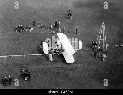 Orville Wright vor einem Flug in Berlin-Tempelhof, 1909 Stockfoto