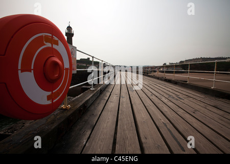 Leben Rettungsring Rettungsring auf Whitby Pier Holzbrettern weisen den Weg in die Stadt Stockfoto