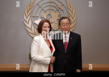 Australischer Premierminister Julia Gillard schüttelt Hände mit UN-Generalsekretär Ban Ki-Moon im UN-Hauptquartier in New York. Stockfoto