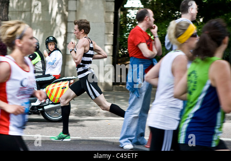 Läufer, die Teilnahme an einem 10km Rennen Victoria Embankment London England Europa Stockfoto