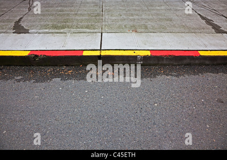 Bus Stop Making auf Bordstein Stockfoto