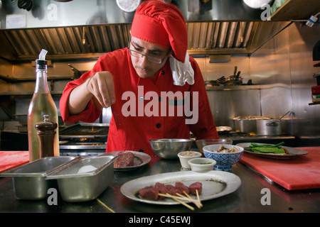 Ein Koch bereitet ein Känguru Steak in einem New Yorker Restaurant nach hob das Verbot das Fleisch serviert wurde. Stockfoto