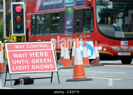 Eine Bus Reise durch Baustellen gesteuert durch eine temporäre Reihe von Ampeln Stockfoto