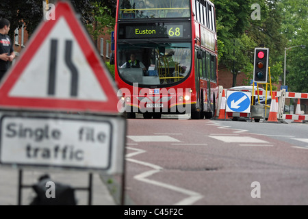 Eine Bus Reise durch Baustellen gesteuert durch eine temporäre Reihe von Ampeln Stockfoto